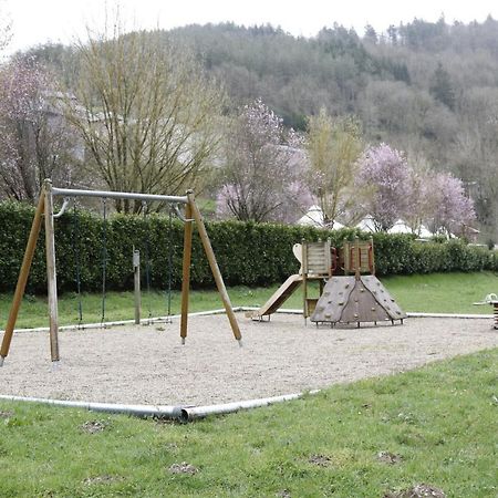 Camping Le Jardin - Chalets, Bungalows Et Emplacements Nus Pour Des Vacances Nature Le Long De La Riviere Le Gijou Lacaze Екстериор снимка