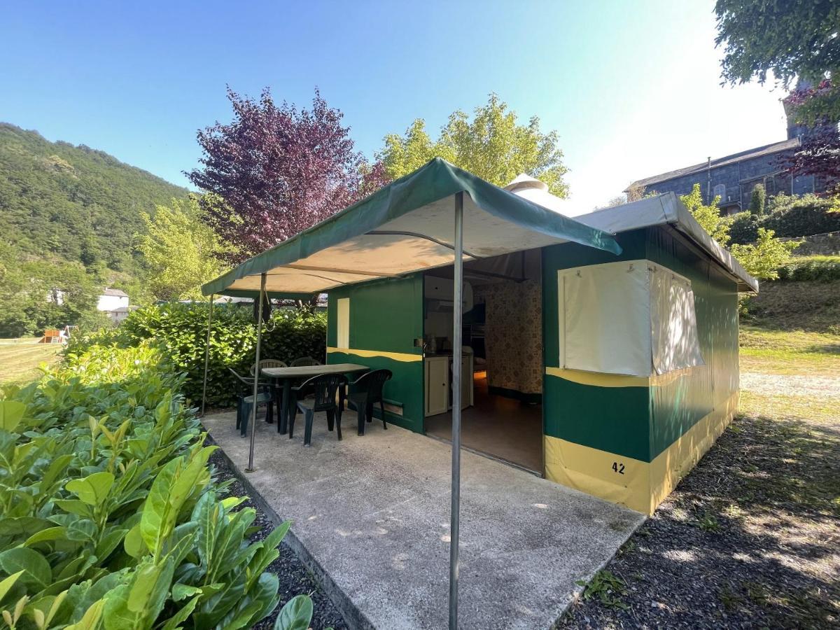 Camping Le Jardin - Chalets, Bungalows Et Emplacements Nus Pour Des Vacances Nature Le Long De La Riviere Le Gijou Lacaze Екстериор снимка