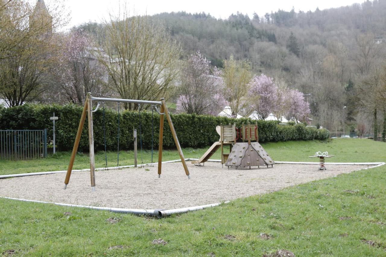 Camping Le Jardin - Chalets, Bungalows Et Emplacements Nus Pour Des Vacances Nature Le Long De La Riviere Le Gijou Lacaze Екстериор снимка