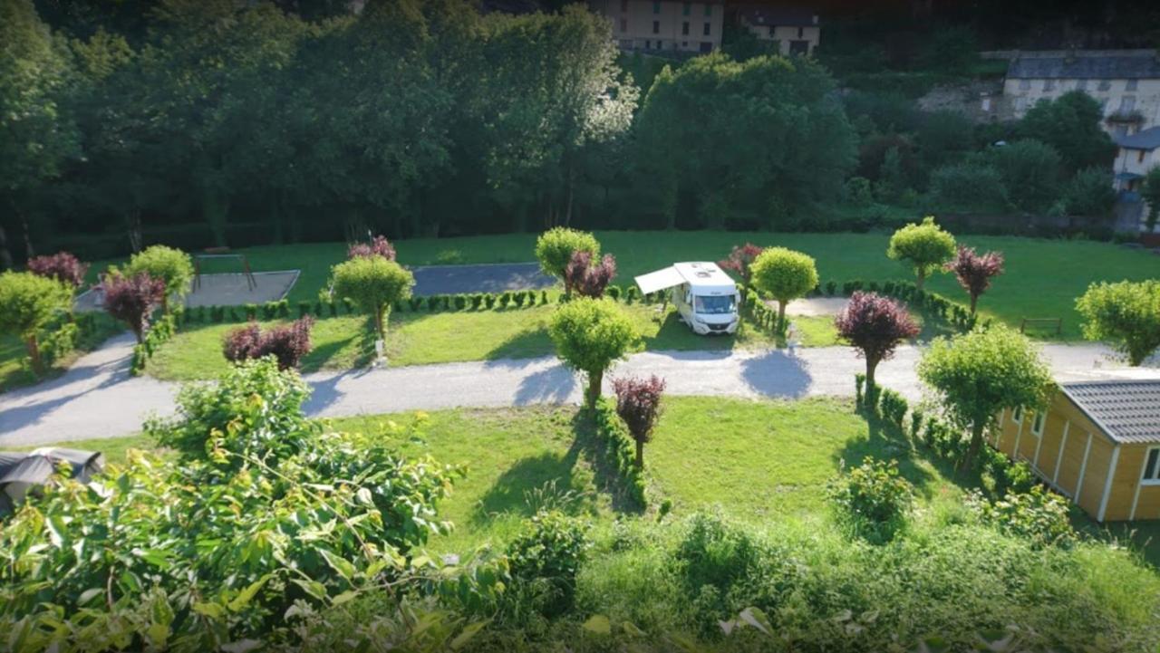 Camping Le Jardin - Chalets, Bungalows Et Emplacements Nus Pour Des Vacances Nature Le Long De La Riviere Le Gijou Lacaze Екстериор снимка