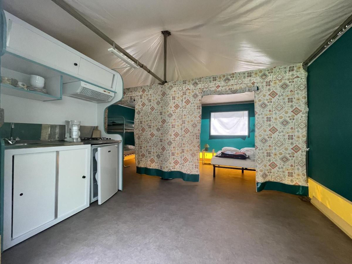 Camping Le Jardin - Chalets, Bungalows Et Emplacements Nus Pour Des Vacances Nature Le Long De La Riviere Le Gijou Lacaze Екстериор снимка