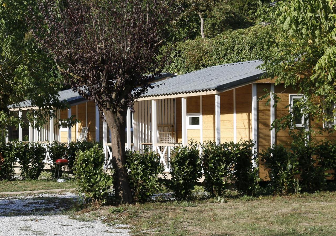 Camping Le Jardin - Chalets, Bungalows Et Emplacements Nus Pour Des Vacances Nature Le Long De La Riviere Le Gijou Lacaze Стая снимка